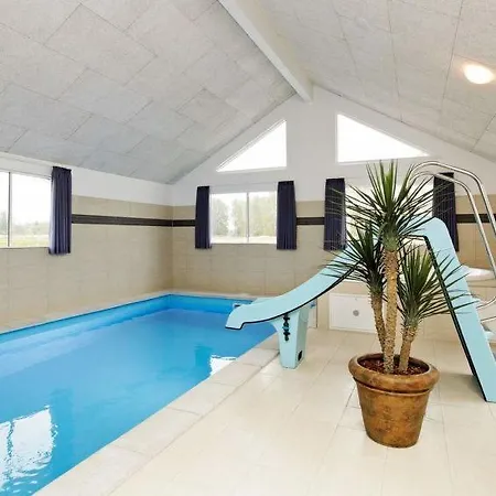 Дом отдыха Sleeps 20 Pool Wifi Boto By